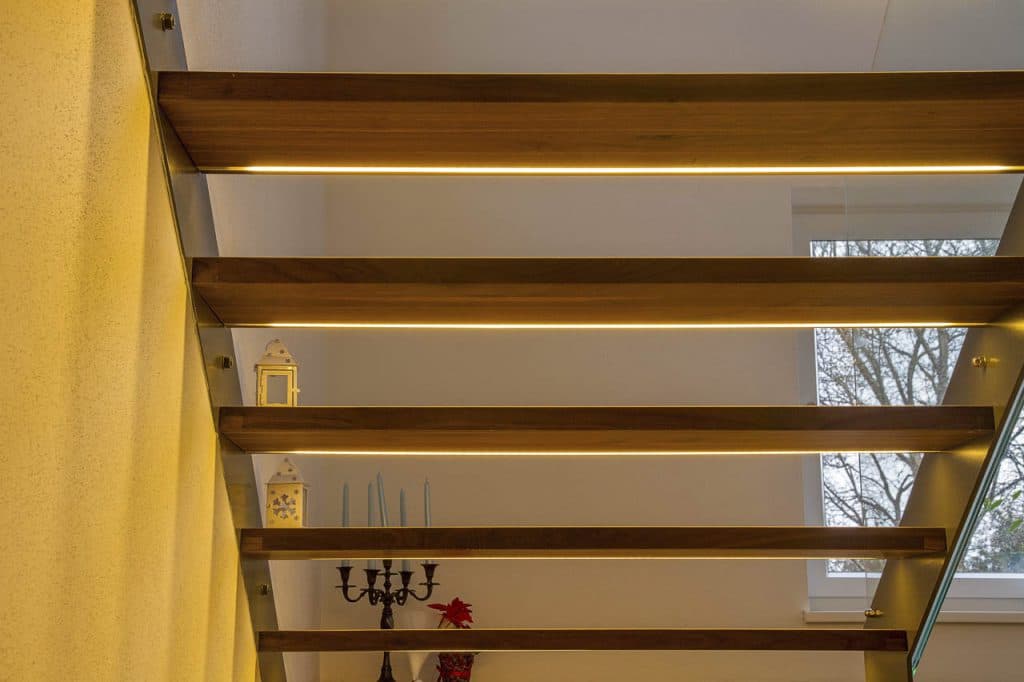 freitragende Treppe aus Holz, Metall und LED