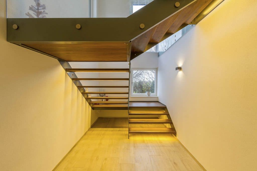 freitragende Treppe aus Holz, Metall und LED
