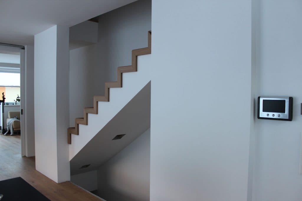 Schlichte, moderne Treppenverkleidung und integrierter Beleuchtung