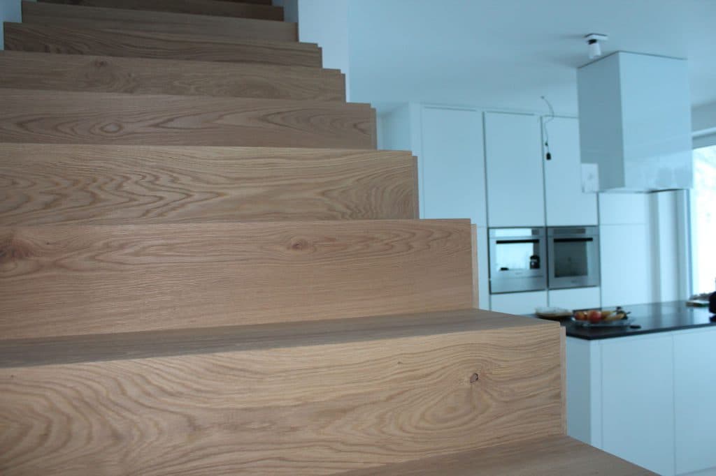 Schlichte, moderne Treppenverkleidung und integrierter Beleuchtung