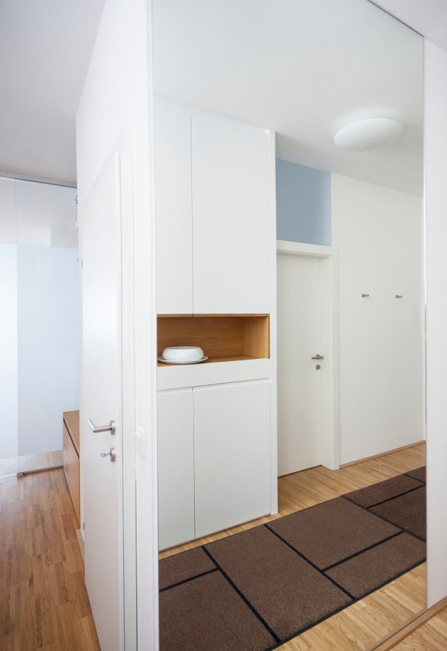 Raumhoher weißer Garderobenschrank mit Eichenelement