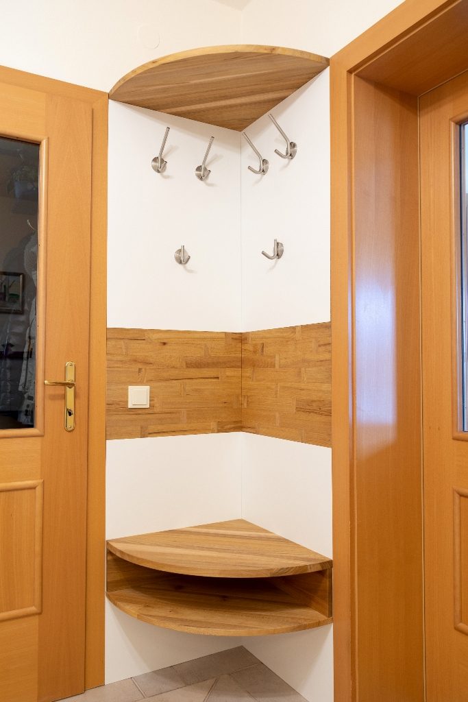 Vorzimmer in Rüster vom Tischler