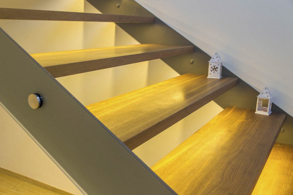 freitragende Treppe aus Holz, Metall und LED