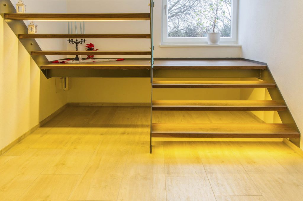 freitragende Treppe aus Holz, Metall und LED