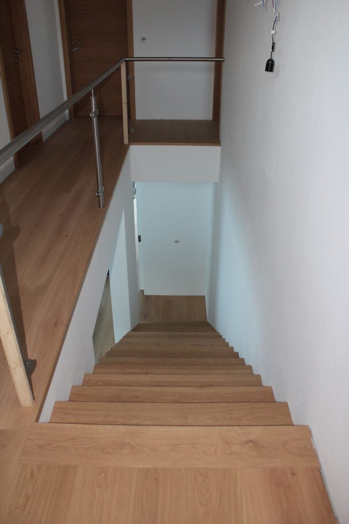 Schlichte, moderne Treppenverkleidung und integrierter Beleuchtung